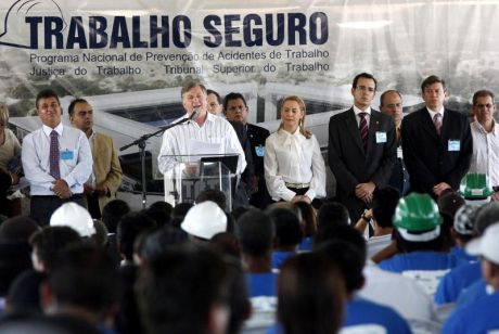 Silval Barbosa enfatiza ausência de acidentes graves em obras da Arena Pantanal em Cuiabá.