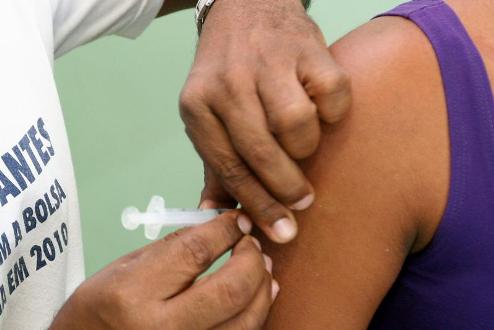 Vacinação contra a gripe é prorrogada até atingir meta de 80%