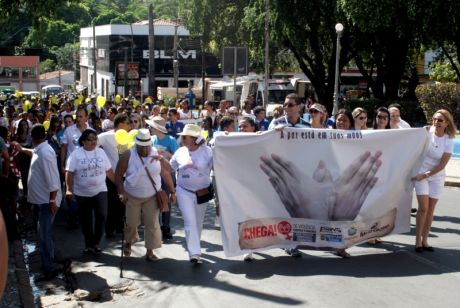 Centenas de pessoas participam da caminhada pelo fim da violência contra mulher