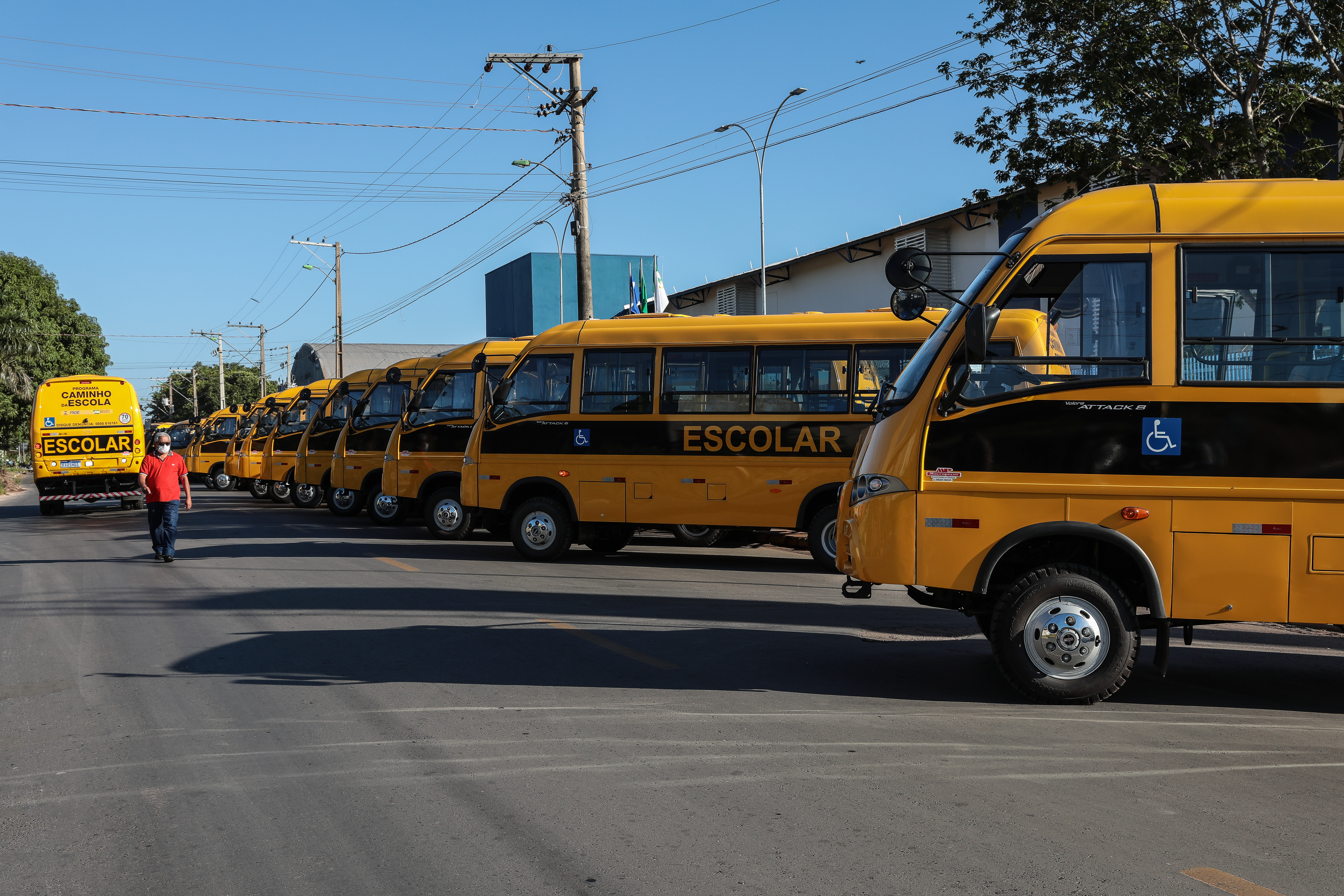 Com apoio de parlamentares Estado adquire e entrega 18 ônibus escolares