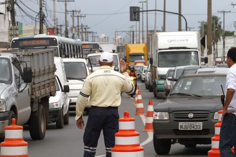 Mudanças no trânsito são implementadas para construção de viaduto na Av. Fernando Corrêa