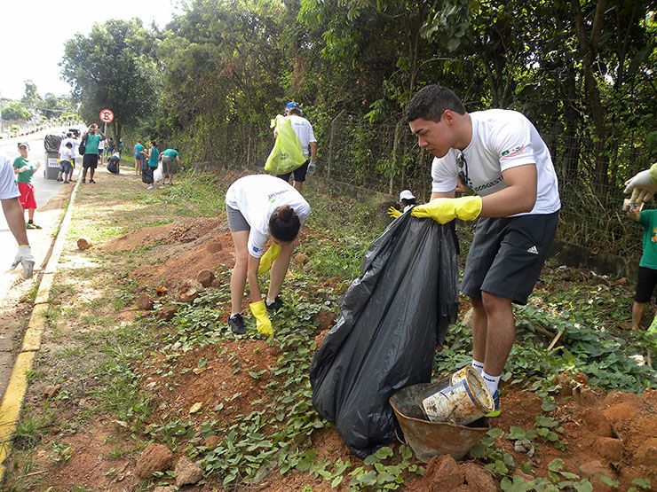 Servidores de 11 secretarias retiram 300 kg de lixo durante caminhada ecológica