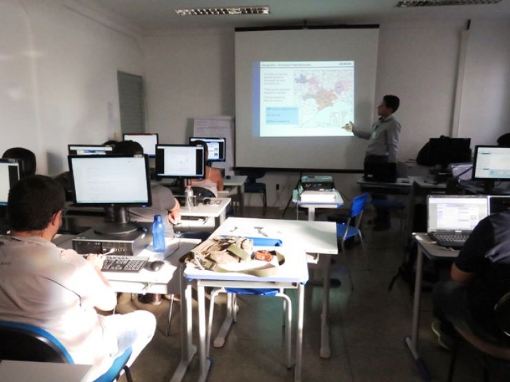 Escola de Governo capacita servidores em banco de dados do IBGE