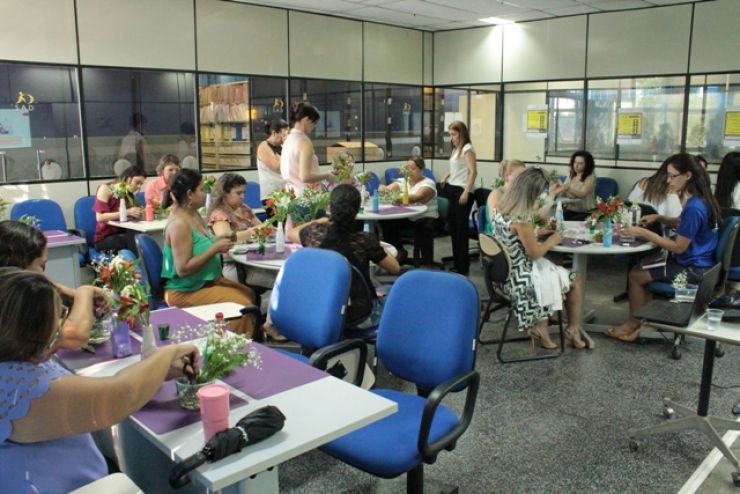 Servidores da Seges participam de oficina de Ikebana