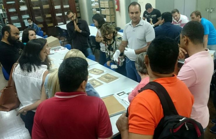 Professores visitam Arquivo Público de Mato Grosso