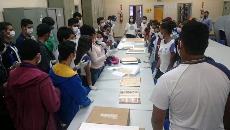 Estudantes de Cáceres visitam Arquivo Público de Mato Grosso