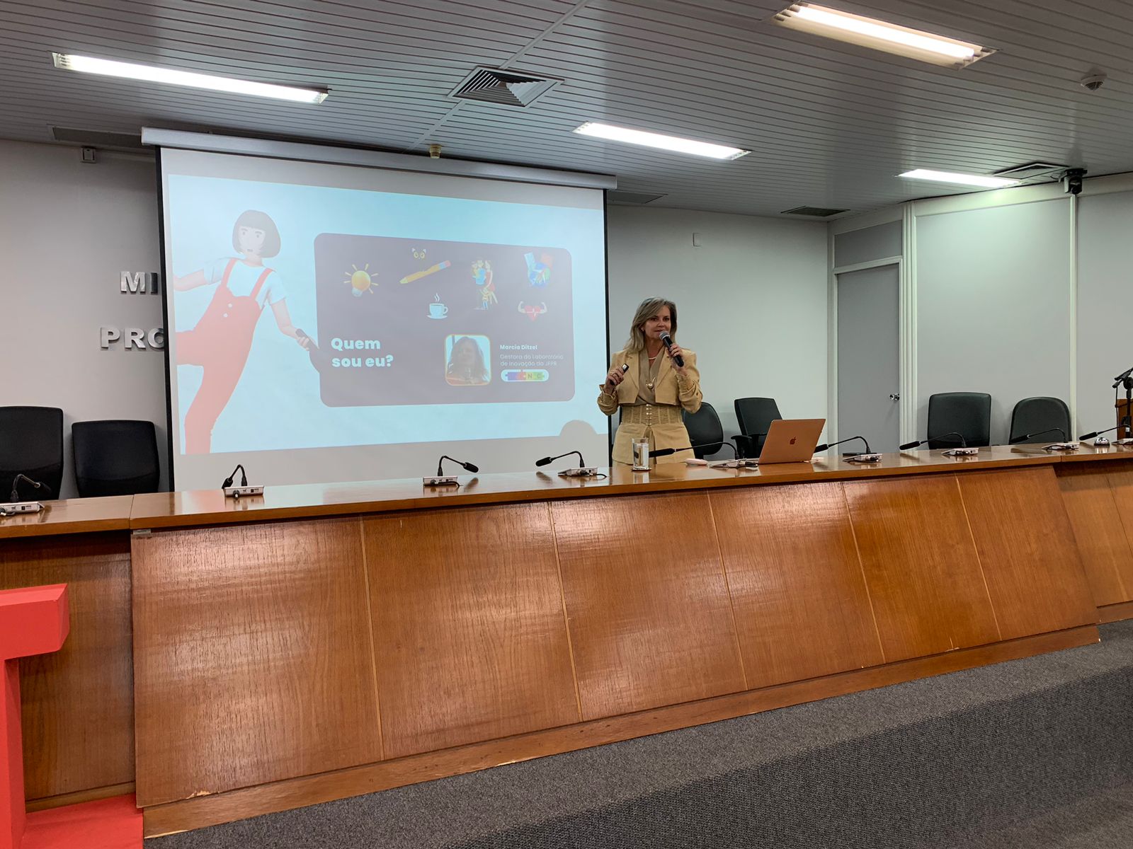 A Palestra Magna contou com a gestora do Laboratório de Inovação e Criatividade da Justiça Federal do Paraná (LINC-JFPR). Créditos: Inácio de Paula